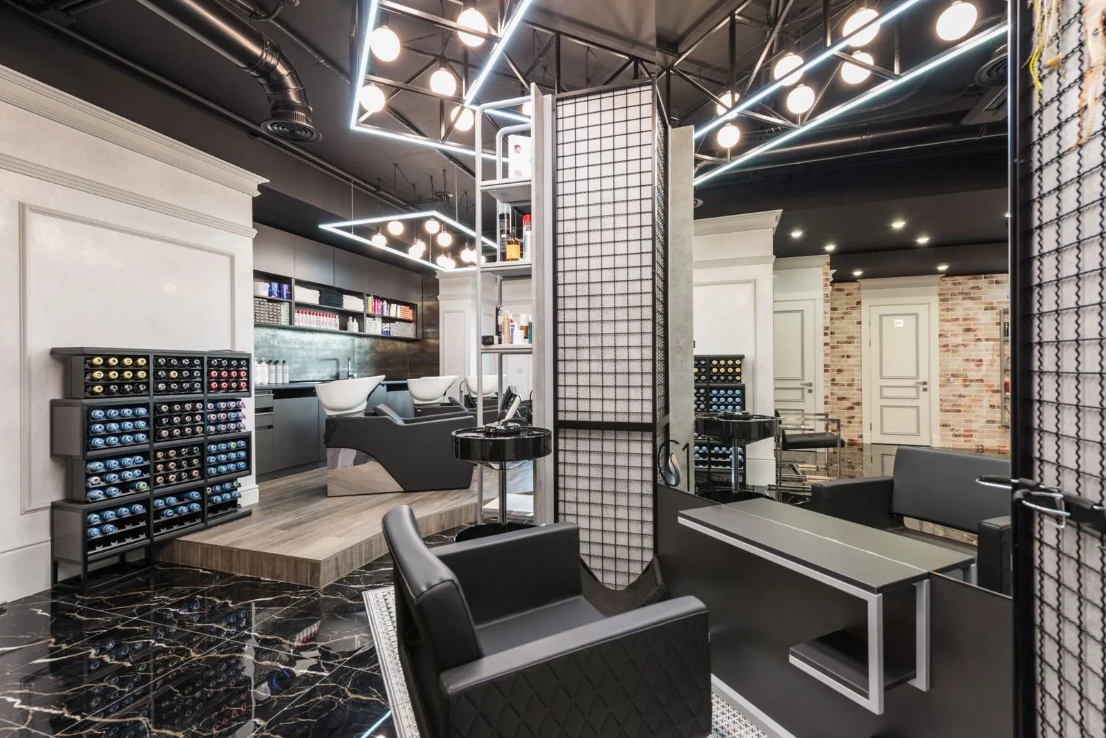 Dunkler Barbershop mit Lichtinstallation
